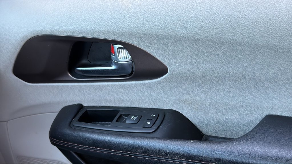 Used 2019 Chrysler Pacifica Touring-L w/ Advanced Safetytec Group FWD image 17