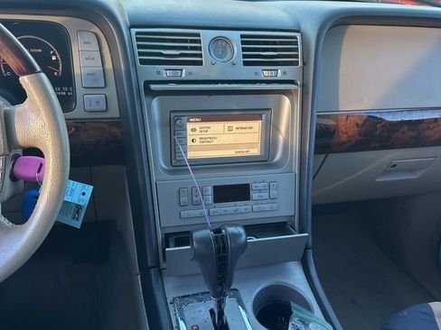Used 2005 Lincoln Navigator Luxury image 6