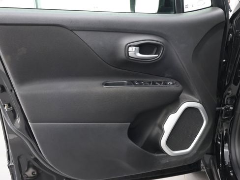 Used 2019 Jeep Renegade Latitude AWD/4WD image 36
