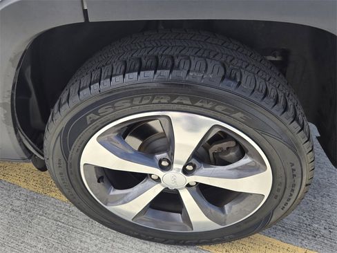 Used 2019 Jeep Cherokee Limited image 10