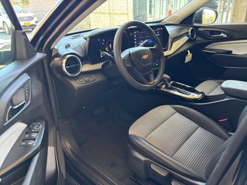 Used 2025 Chevrolet Trax LT FWD image 33