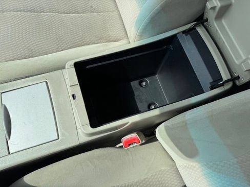Used 2010 Toyota Camry LE FWD image 18