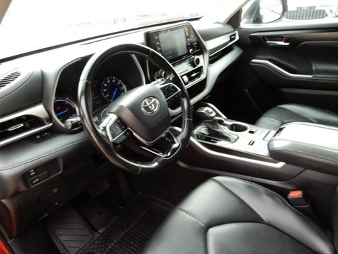 Used 2021 Toyota Highlander XLE image 12