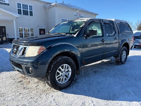 Used 2014 Nissan Frontier SV image 2