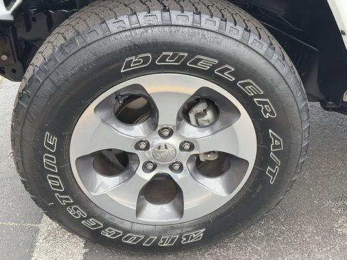 Used 2018 Jeep Wrangler Unlimited Sahara AWD/4WD image 13