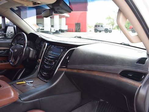 Used 2019 Cadillac Escalade Luxury RWD image 14