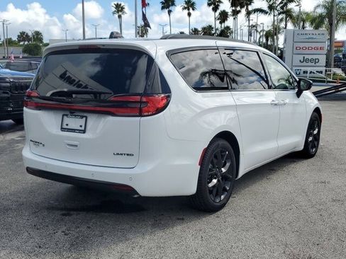 New 2026 Chrysler Pacifica Limited FWD image 4