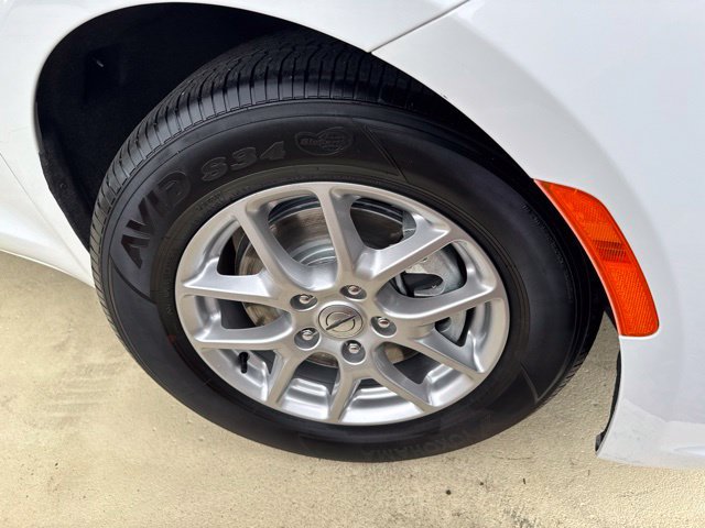 Used 2023 Chrysler Pacifica Touring FWD image 40