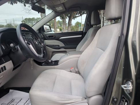 Used 2016 Toyota Highlander LE image 16