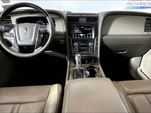 Used 2016 Lincoln Navigator Select image 11