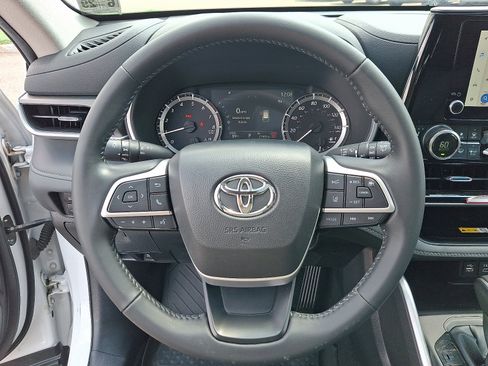 Used 2024 Toyota Highlander XLE AWD/4WD image 20