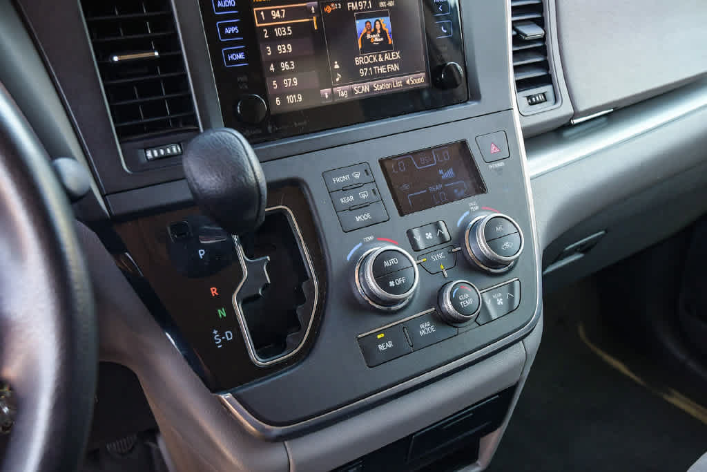 Used 2017 Toyota Sienna LE FWD image 20