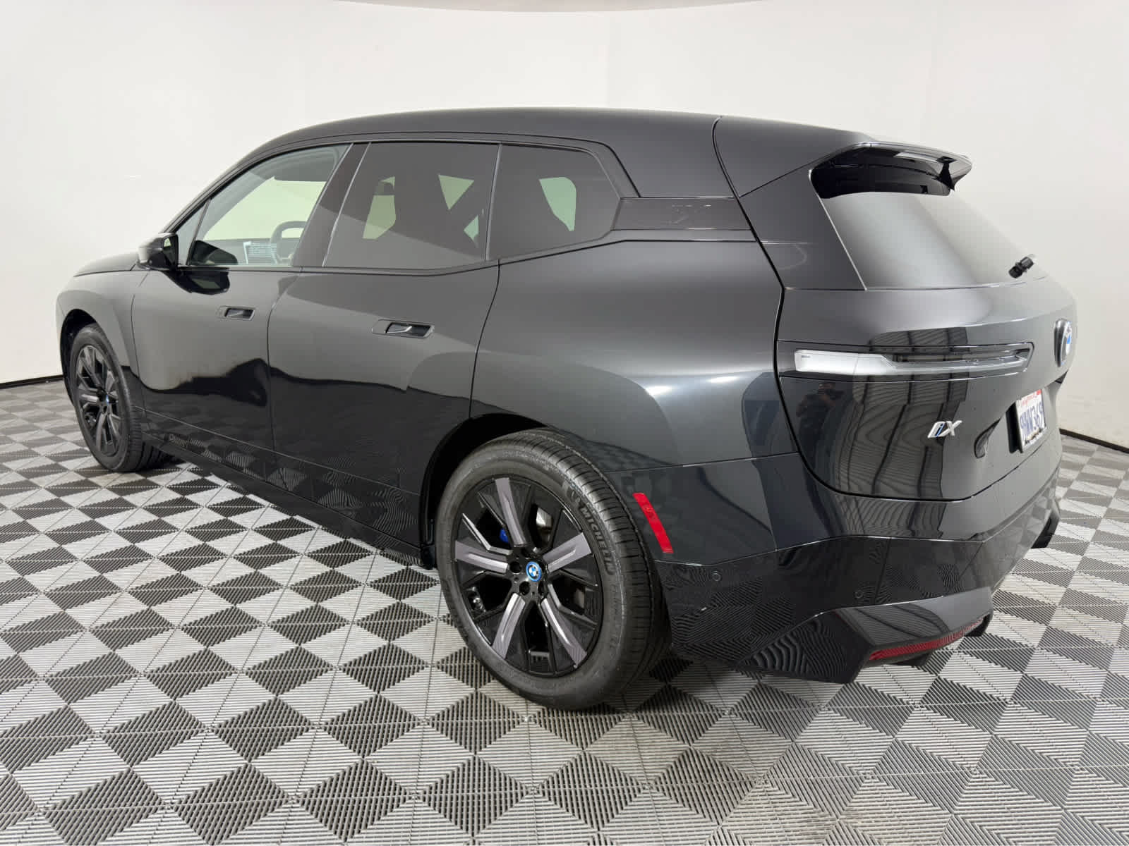 Used 2024 BMW iX xDrive50 w/ Sport Package AWD/4WD image 5