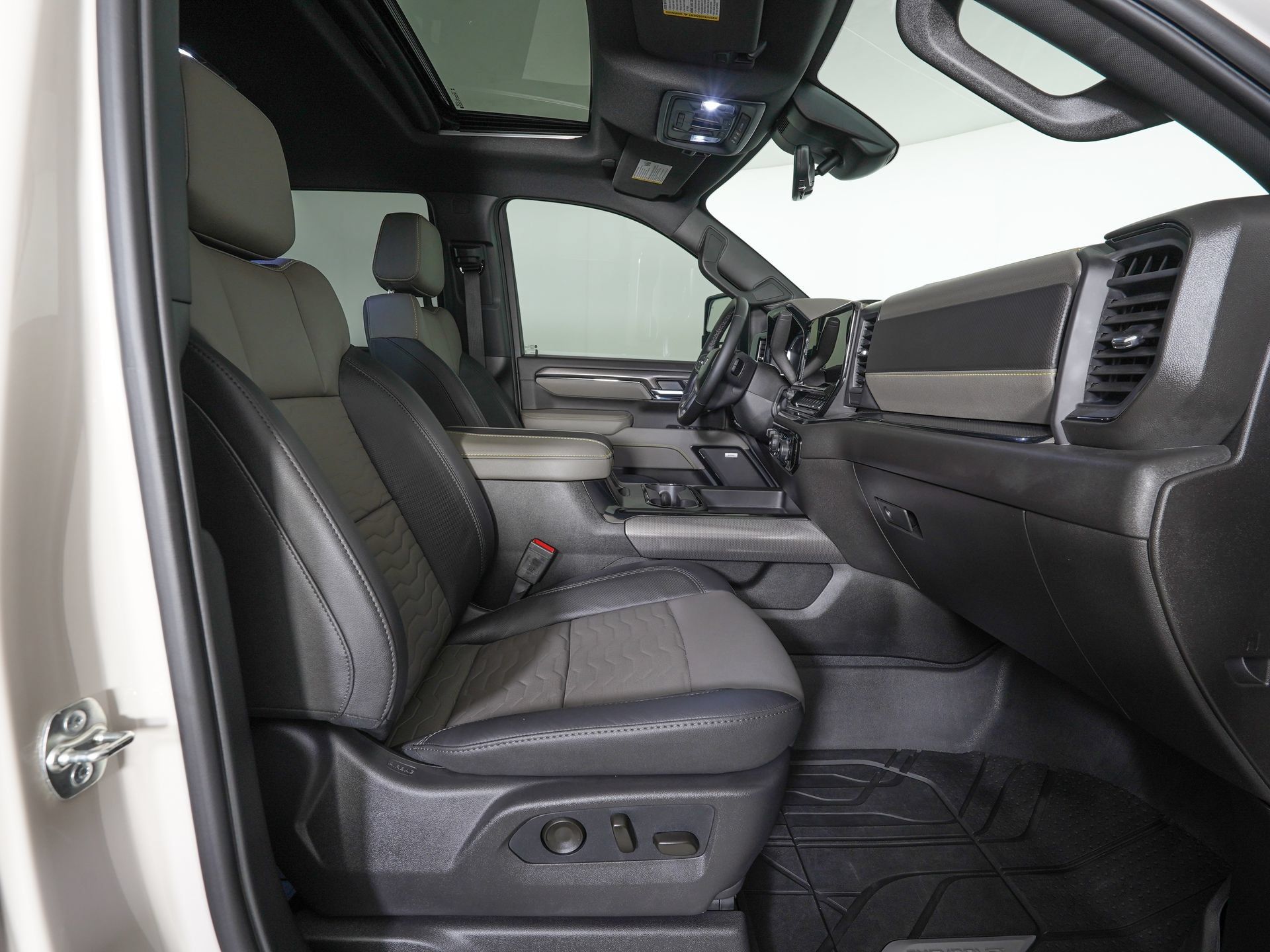 Used 2026 Chevrolet Silverado 2500 ZR2 AWD/4WD image 9