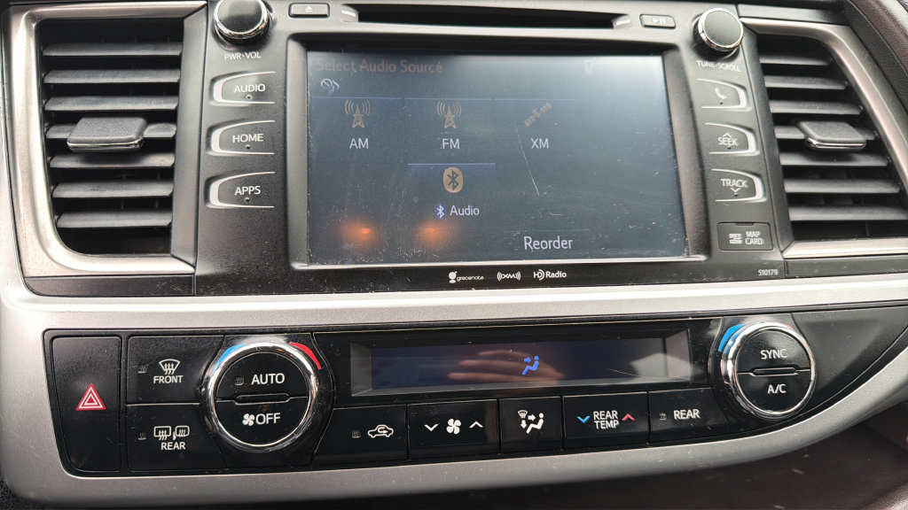 Used 2018 Toyota Highlander XLE AWD/4WD image 17