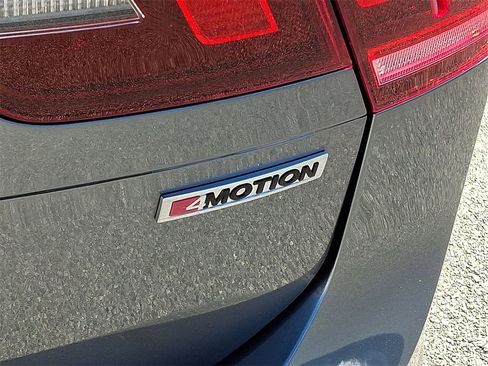 Used 2021 Volkswagen Tiguan SE image 32