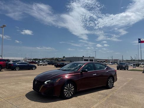 Certified 2025 Nissan Altima 2.5 SV FWD image 9