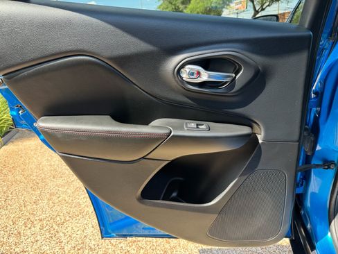 Used 2019 Jeep Cherokee Trailhawk AWD/4WD image 27