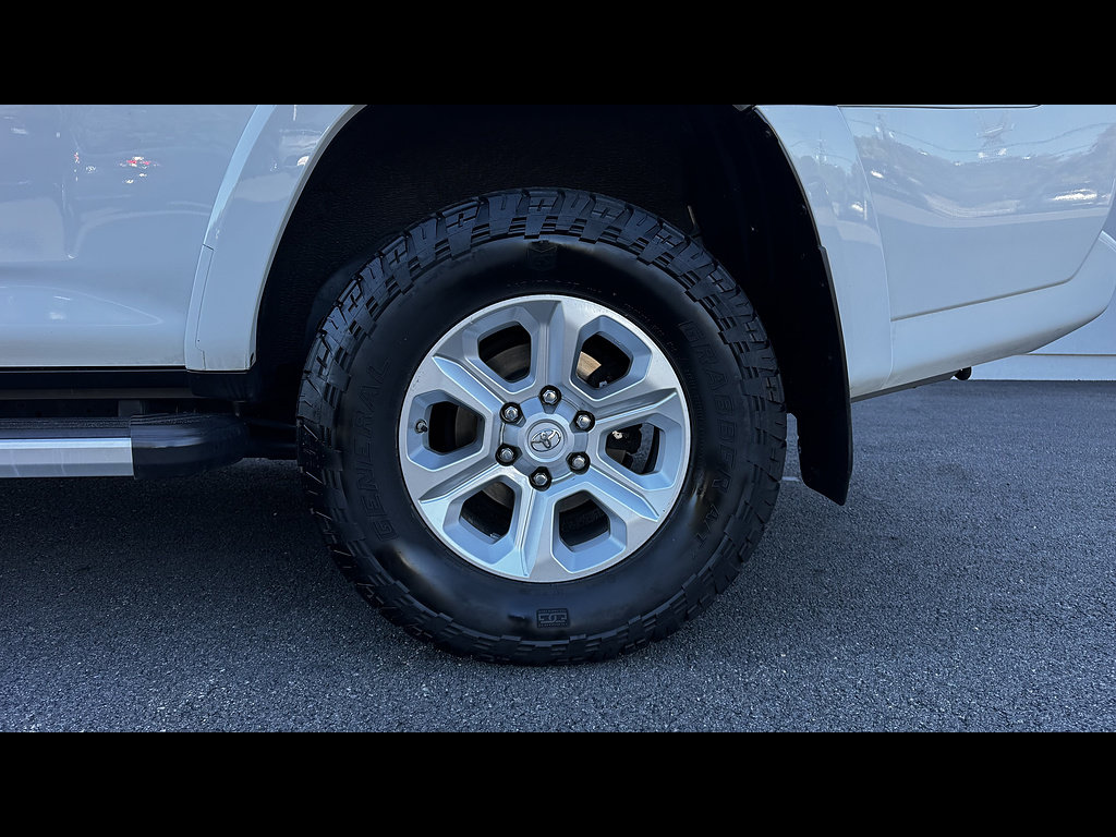 Certified 2020 Toyota 4Runner SR5 Premium w/ Moonroof Package AWD/4WD image 17