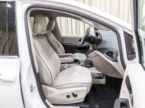 Used 2019 Chrysler Pacifica Limited FWD image 11