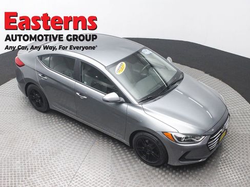 Used 2017 Hyundai Elantra SE w/ Cargo Package image 3