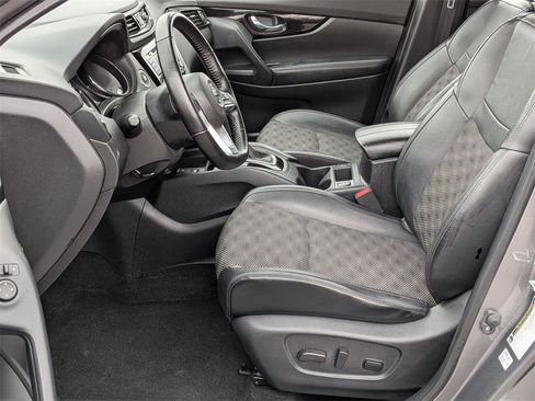 Used 2022 Nissan Rogue Sport SV w/ Technology Package image 11