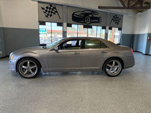 Used 2013 Chrysler 300 image 4