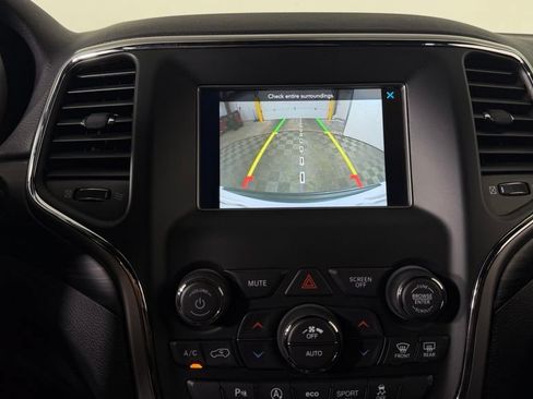 Used 2021 Jeep Grand Cherokee Laredo AWD/4WD image 22