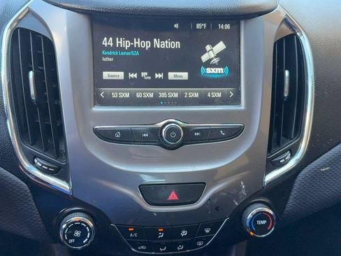 Used 2018 Chevrolet Cruze LT FWD image 19