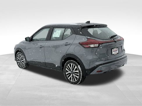 Used 2023 Nissan Kicks SV image 3