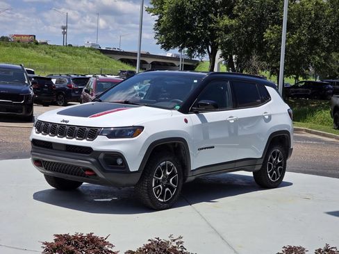 Used 2025 Jeep Compass Trailhawk AWD/4WD image 7