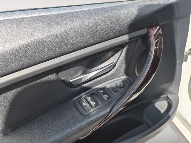 Used 2014 BMW 320i xDrive Sedan AWD/4WD image 10