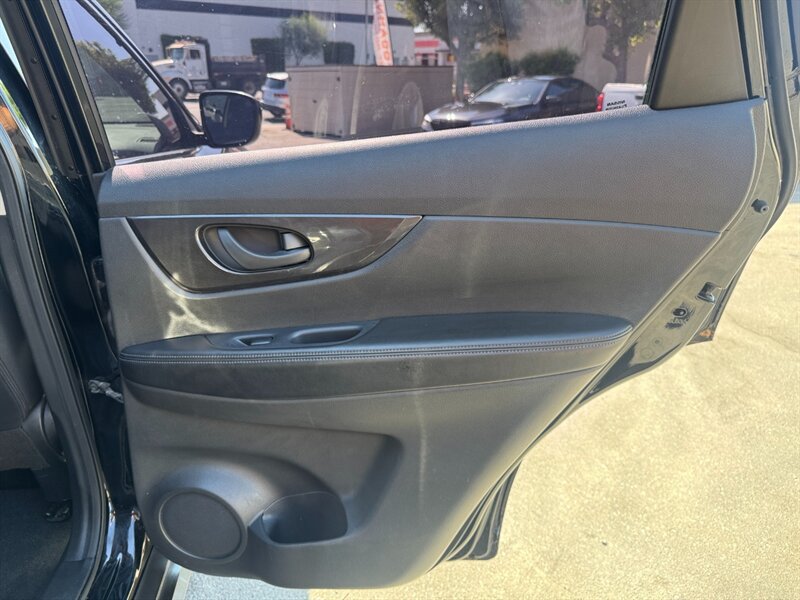 Used 2020 Nissan Rogue S FWD image 36