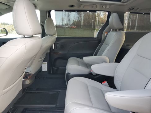 Certified 2017 Toyota Sienna XLE image 13