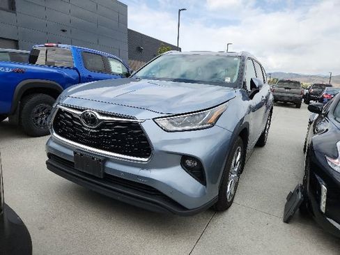 Used 2023 Toyota Highlander Limited AWD/4WD image 2