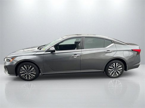 Used 2024 Nissan Altima 2.5 SV w/ SV Premium Package image 4