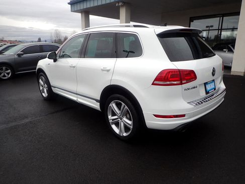 Used 2014 Volkswagen Touareg VR6 image 3