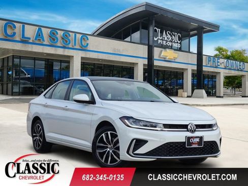 Used 2025 Volkswagen Jetta SE FWD image 1