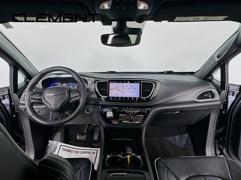 Used 2022 Chrysler Pacifica Limited w/ Uconnect Theater Family Group image 11