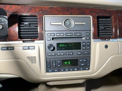 Used 2007 Lincoln Town Car Signature RWD image 23