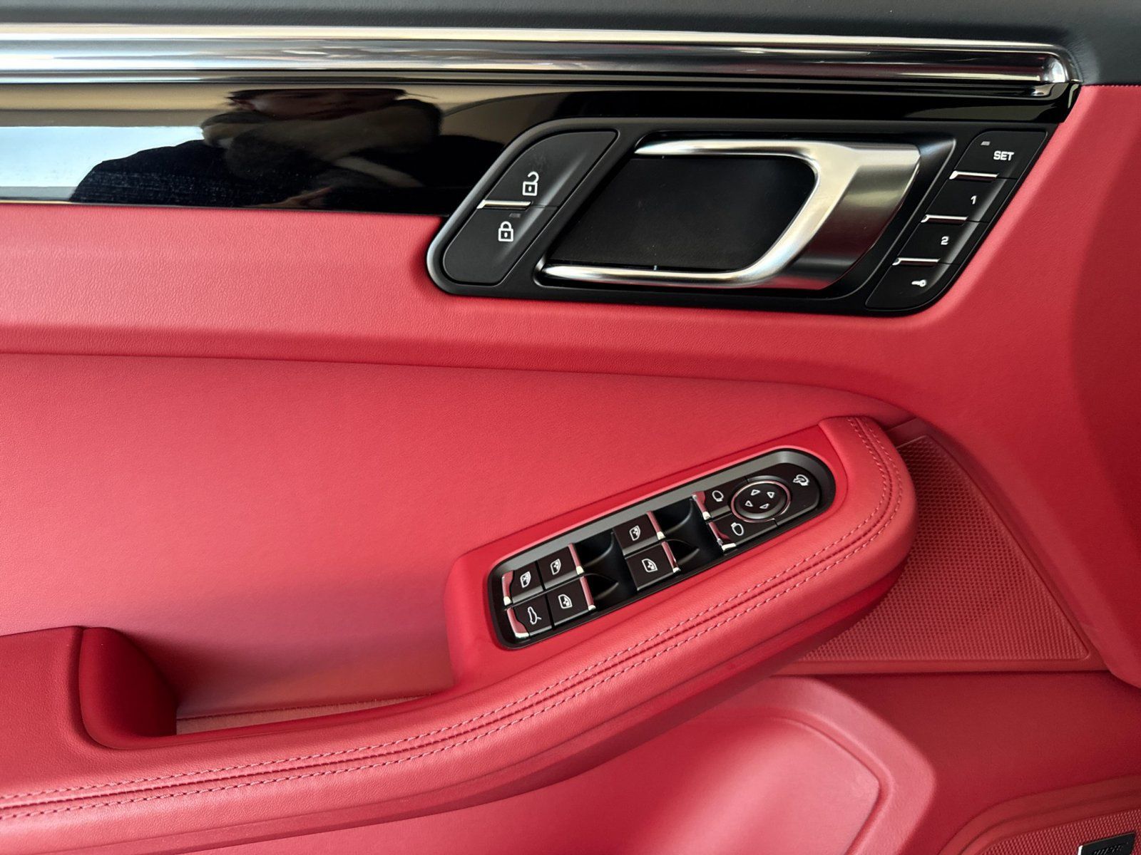 Certified 2026 Porsche Macan AWD/4WD image 12