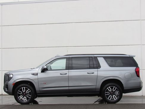 Used 2023 GMC Yukon XL AT4 w/ AT4 Premium Package image 4