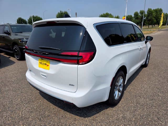 New 2027 Chrysler Pacifica Select AWD/4WD image 8