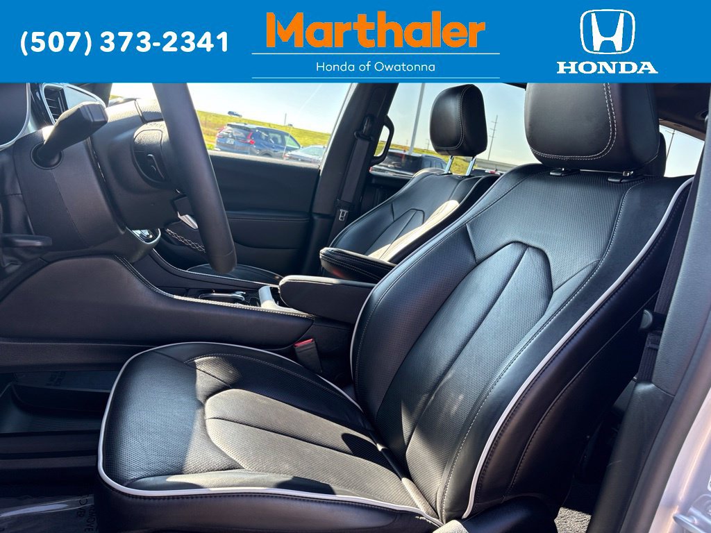 Used 2026 Chrysler Pacifica Limited FWD image 10