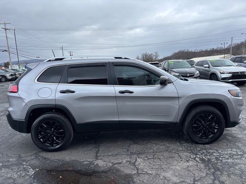 Used 2019 Jeep Cherokee Latitude w/ Cold Weather Group image 8