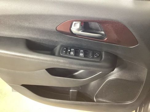 Used 2019 Chrysler Pacifica Touring-L FWD image 11