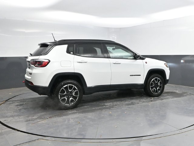 Used 2025 Jeep Compass Trailhawk AWD/4WD image 2