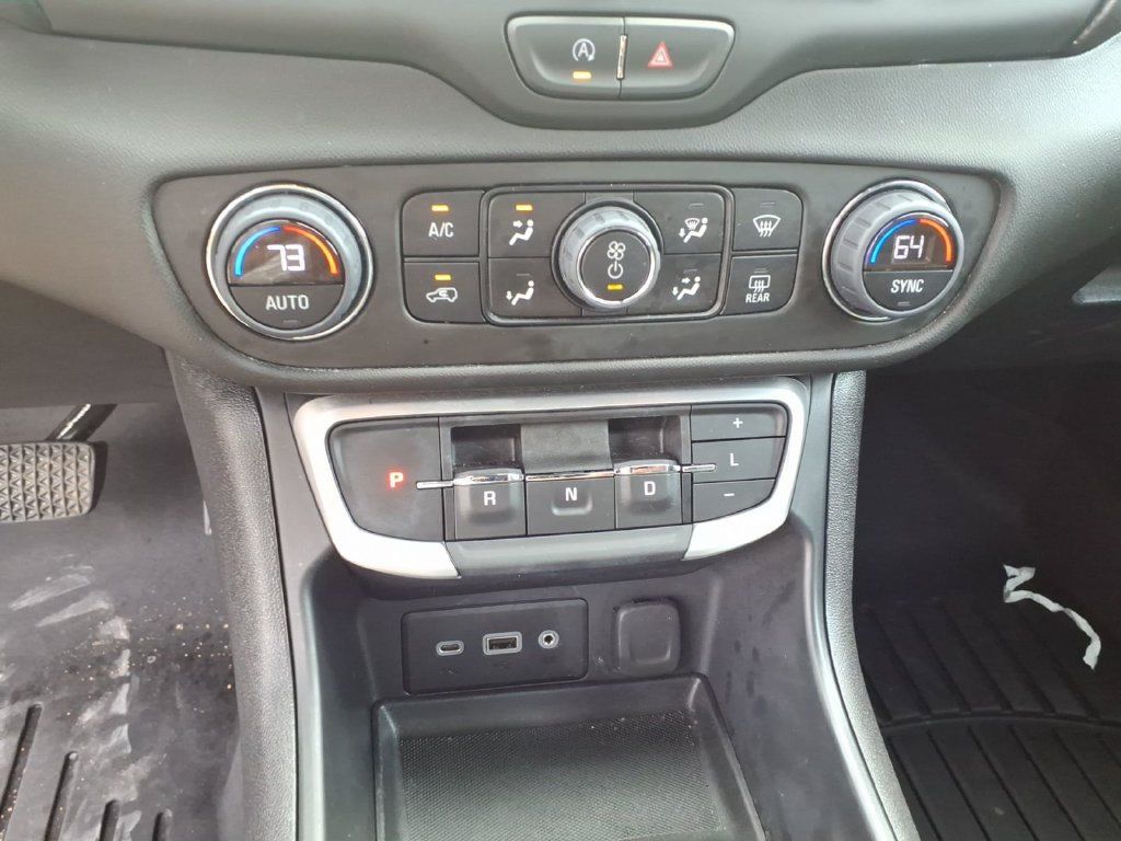 Used 2024 GMC Terrain SLE w/ Driver Convenience Package FWD image 11