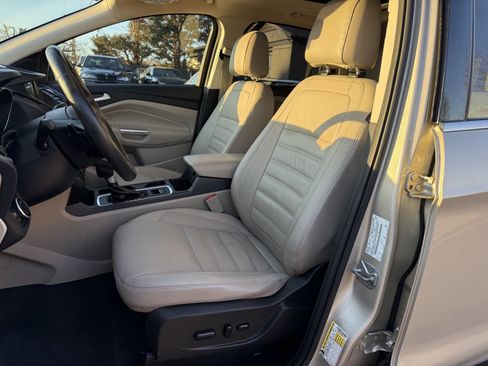 Used 2017 Ford Escape Titanium image 9