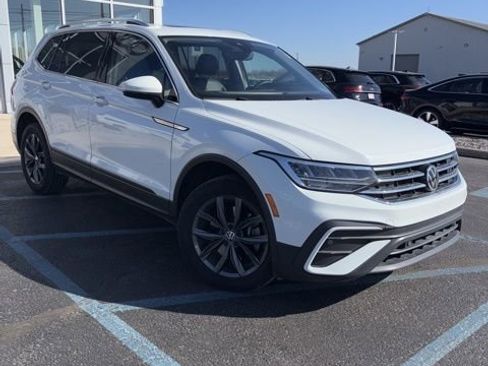 Used 2022 Volkswagen Tiguan SE image 1